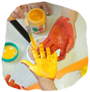 モファの活動　おてての紅葉で木を描こう